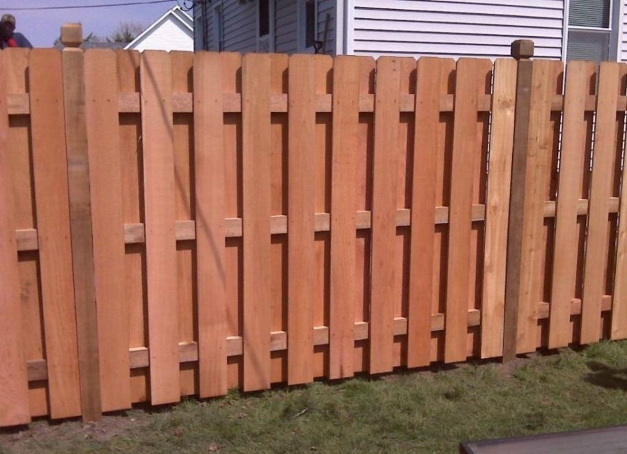 Hluchý plot s rozloženým dřevěným plotem