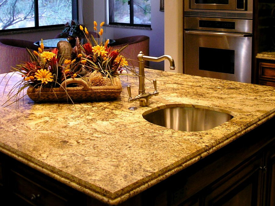 Steinarbeitsplatte auf Kücheninsel mit Spüle