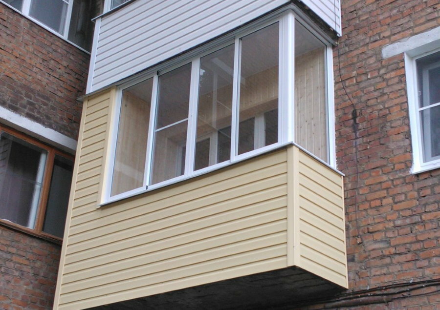 Vnější dekorace balkonu s vinylovou vlečkou