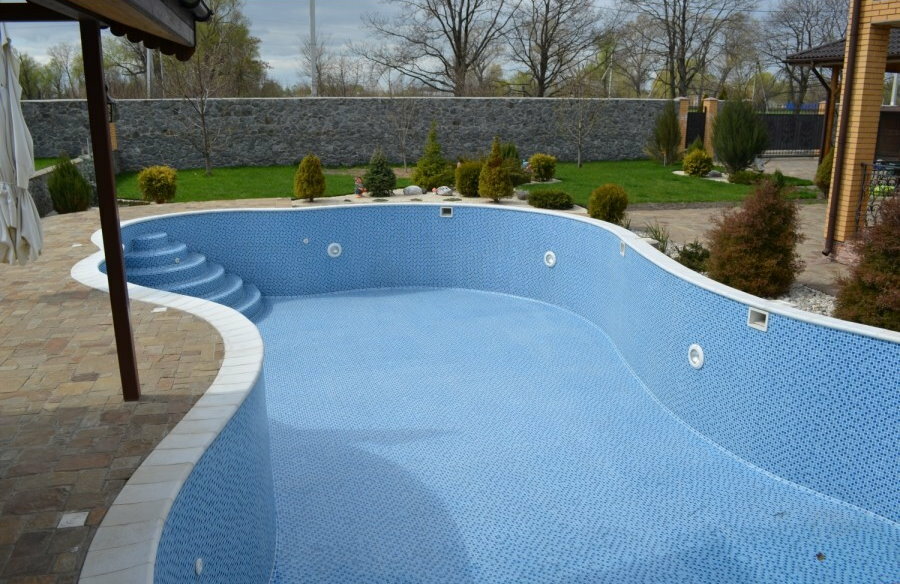 Azulejos de mosaico en superficies de piscinas de jardín
