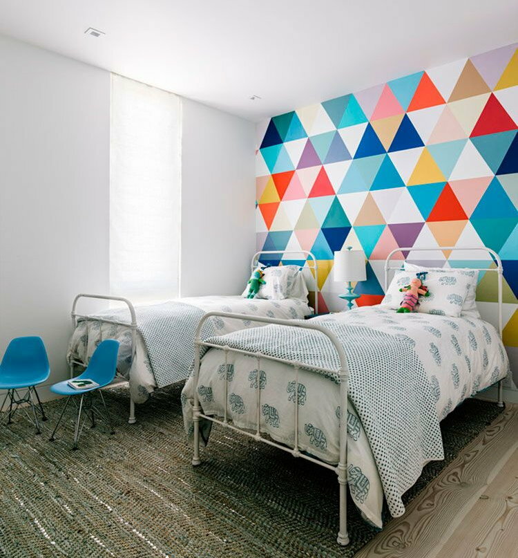 Geometrijski vzorci barve iz lateksa na steni dekleta v spalnici