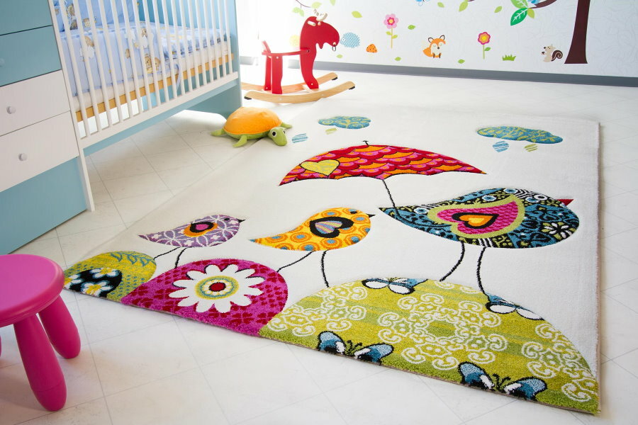 שטיח בהיר על רצפת חדר טווין