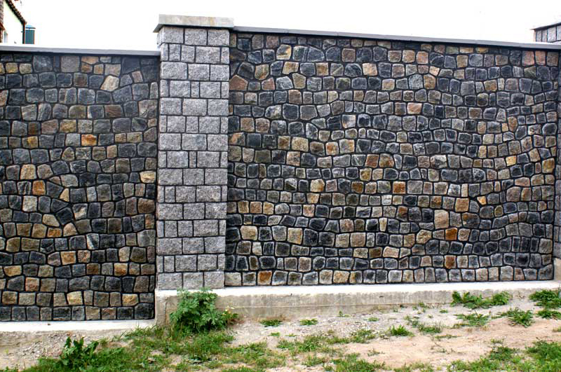 Beim Bohlenmauerwerk geht es nicht nur darum, die Steine ​​in Form zu bringen, sondern auch um ihre Passgenauigkeit vorzubehandeln.