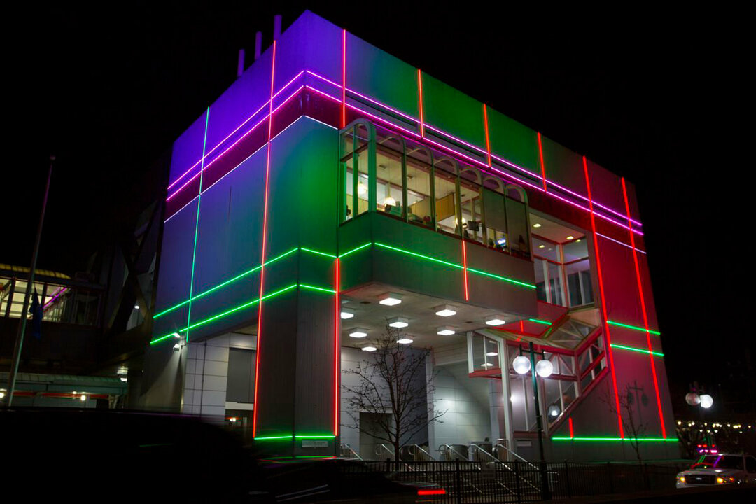Konturna osvetlitev fasade poslovne stavbe