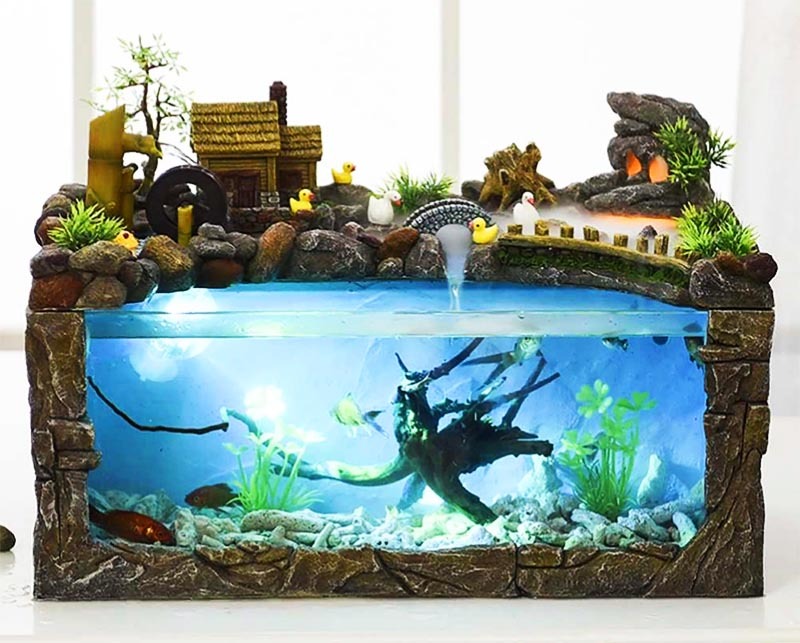 Ein Aquarium nicht nur innen, sondern auch außen zu dekorieren, kann sehr ungewöhnlich sein. 