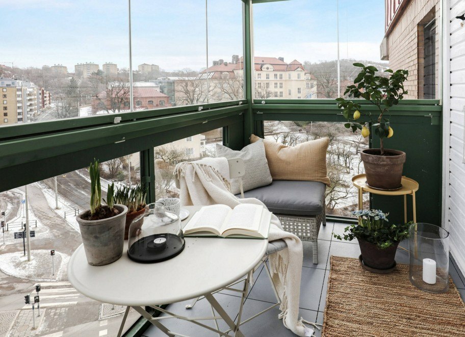 Móveis de varanda com janelas panorâmicas