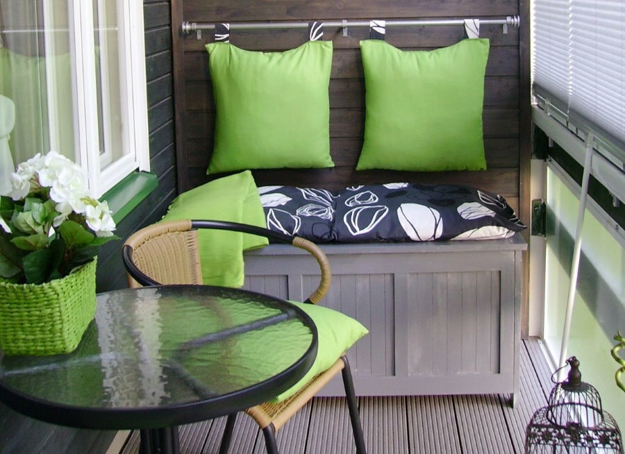 Mesa com sofá na varanda com janelas em PVC
