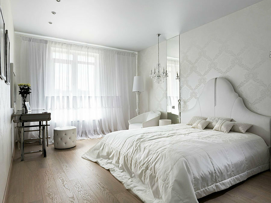 Hvidt tæppe på sengen i soveværelset