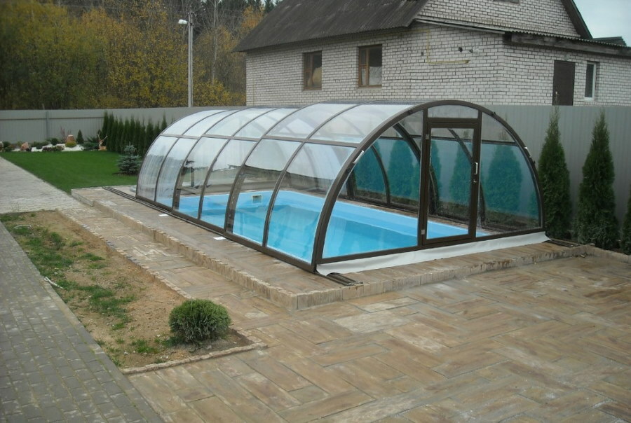 Tettuccio scorrevole in policarbonato sopra la piscina in cortile