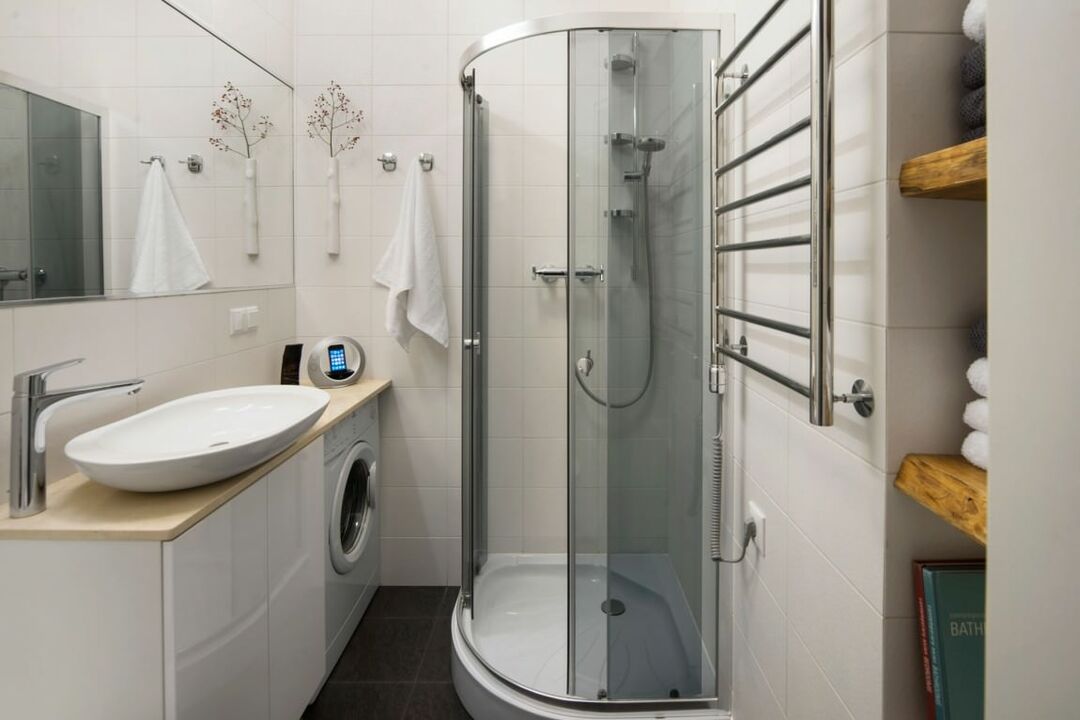Design del bagno 5,5 mq: foto dell'interno di un bagno combinato con lavatrice
