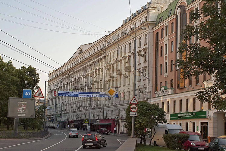Dit huis aan de Nikitsky-boulevard herbergt het appartement Alsou. van de hoofdstad