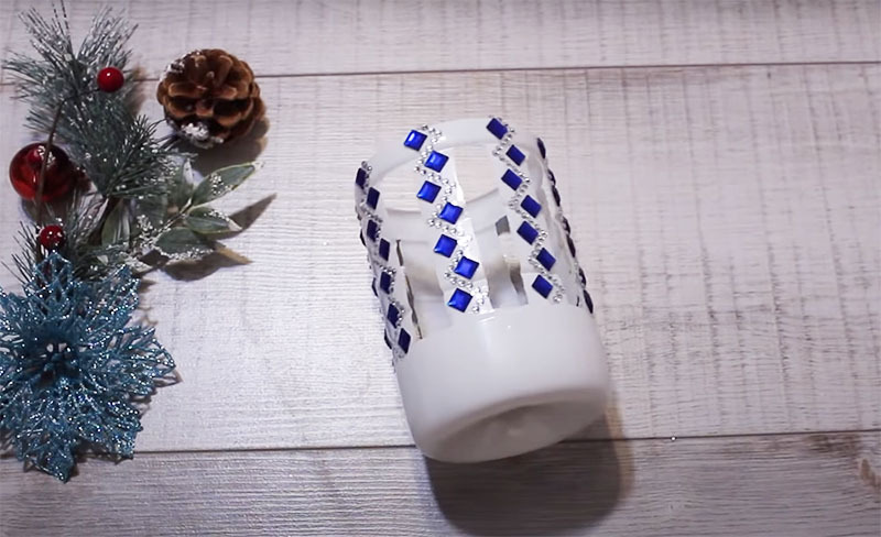 Free and chic: Christmas decor from plastic bottles