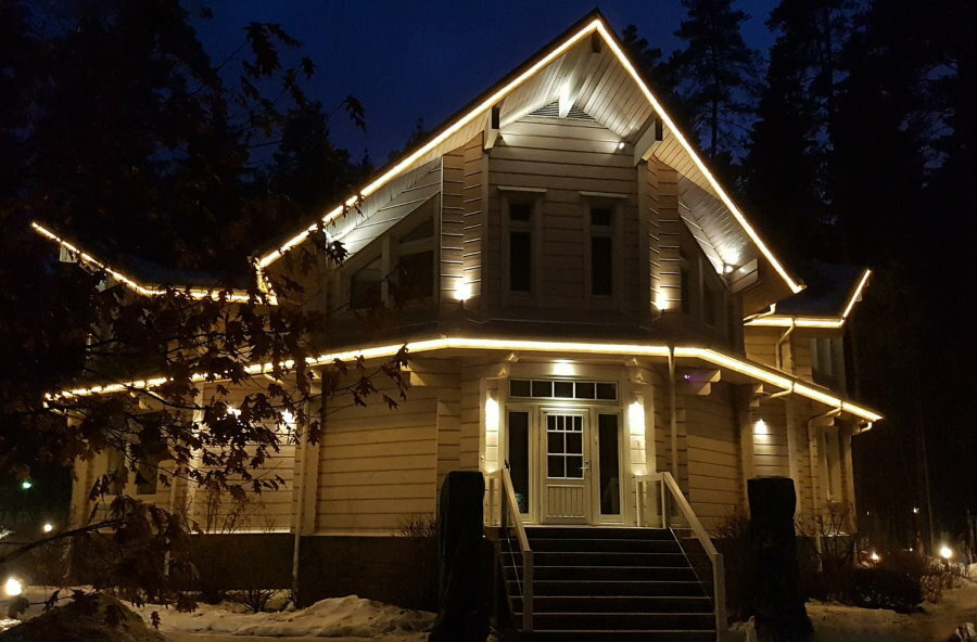 Osvetlitev konture podeželske hiše z LED trakom