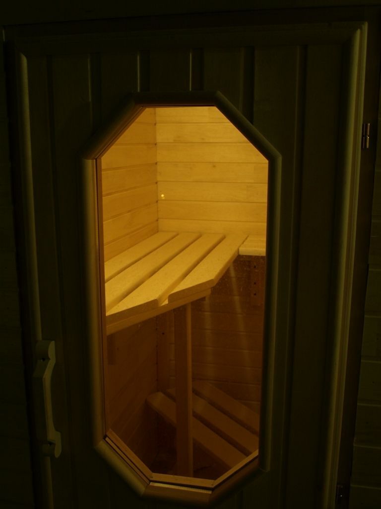 Ventana en la puerta de la sauna del balcón.