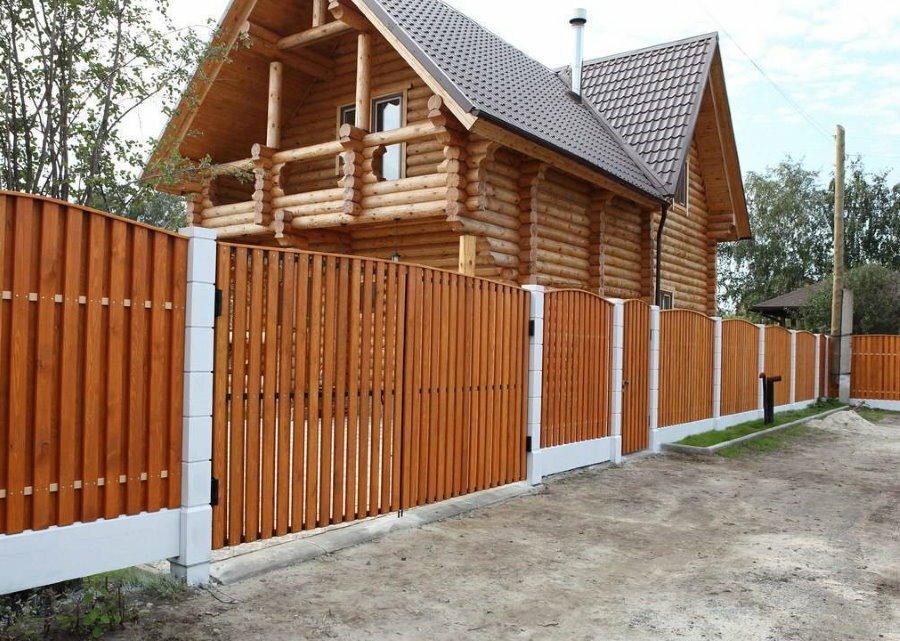 Dřevěný plot před srubem