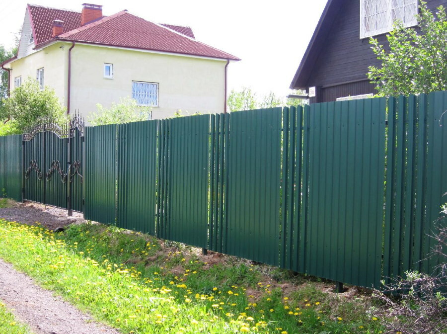 Una recinzione in lamiera profilata abbinata a una staccionata in 4 pezzi