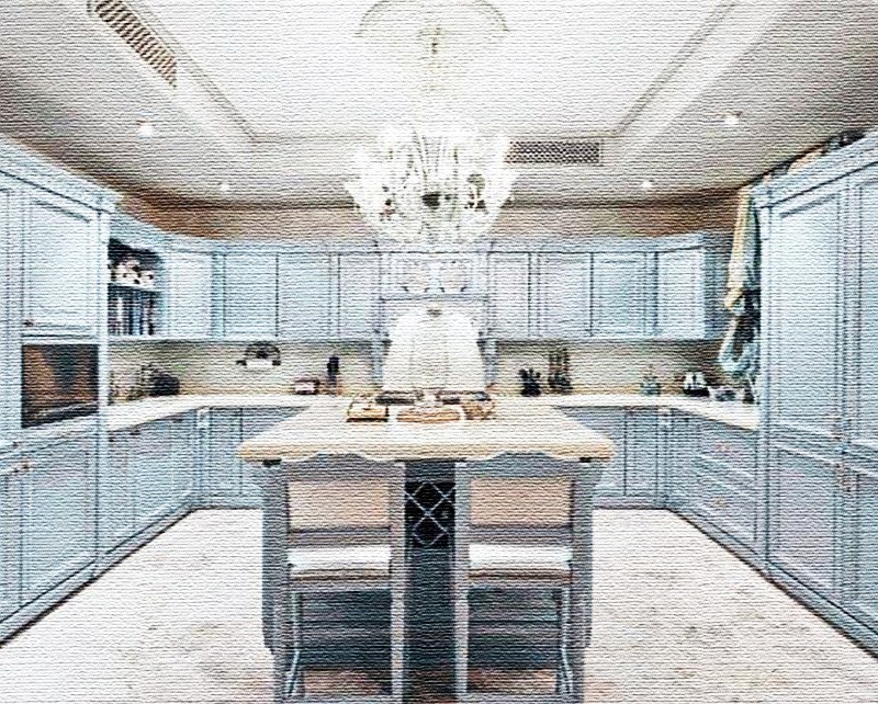 Kuchyňu zdobí luxusný sklenený luster Murano so žiarovkami v tvare sviečky