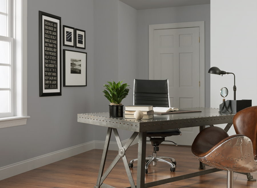 Kovový stôl v domácej kancelárii so sivými stenami