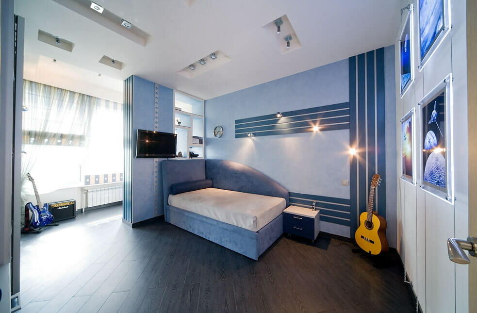 פסים כחולים על קיר חדר השינה לבני נוער