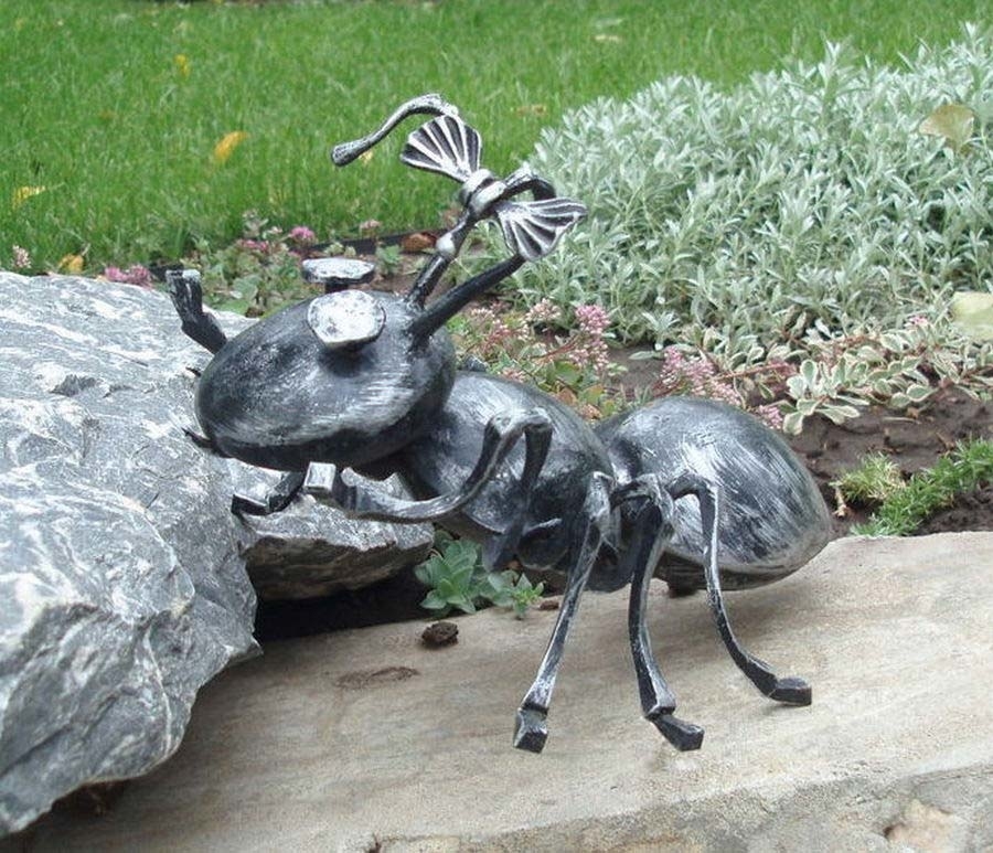 krivotvorena figurica mrava