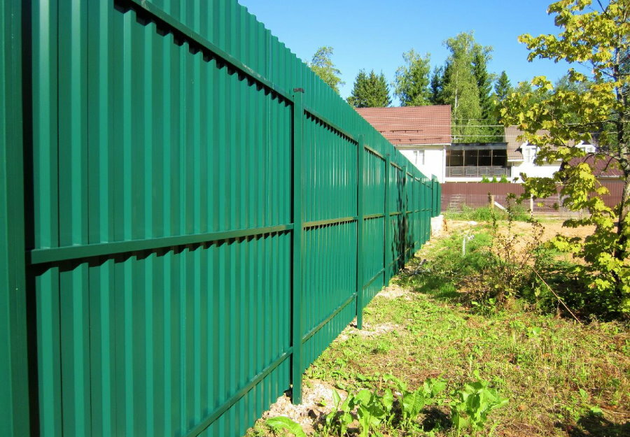 Zelený plot z profilovaného plechu na sloupcích z tvarovaných trubek