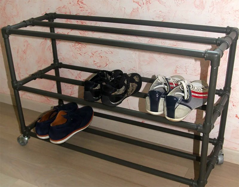 Einfache Regale eignen sich zum Aufbewahren von Schuhen, Geschirr oder Dingen