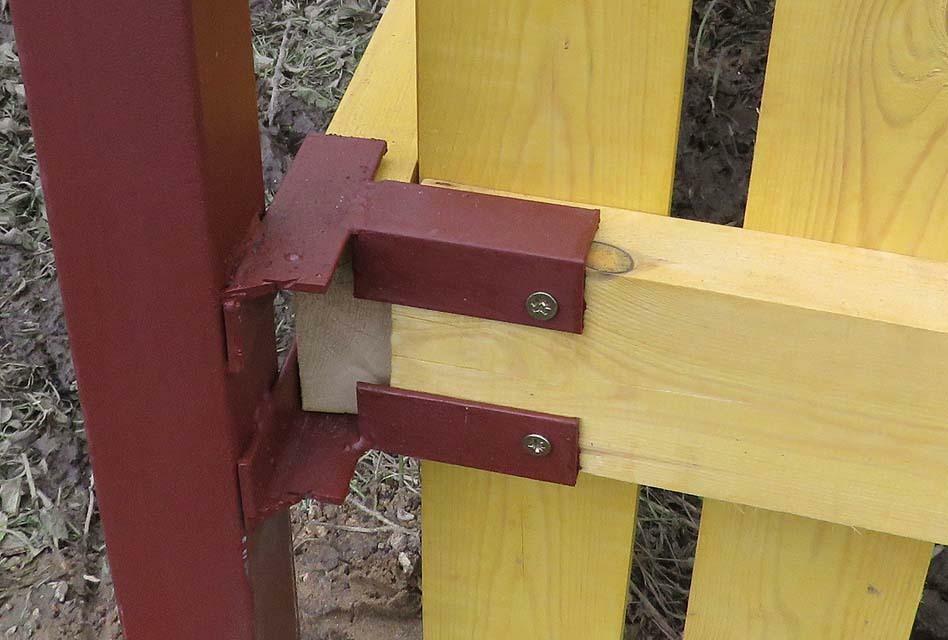 Upevnění dřevěných kulatin na plotový sloupek