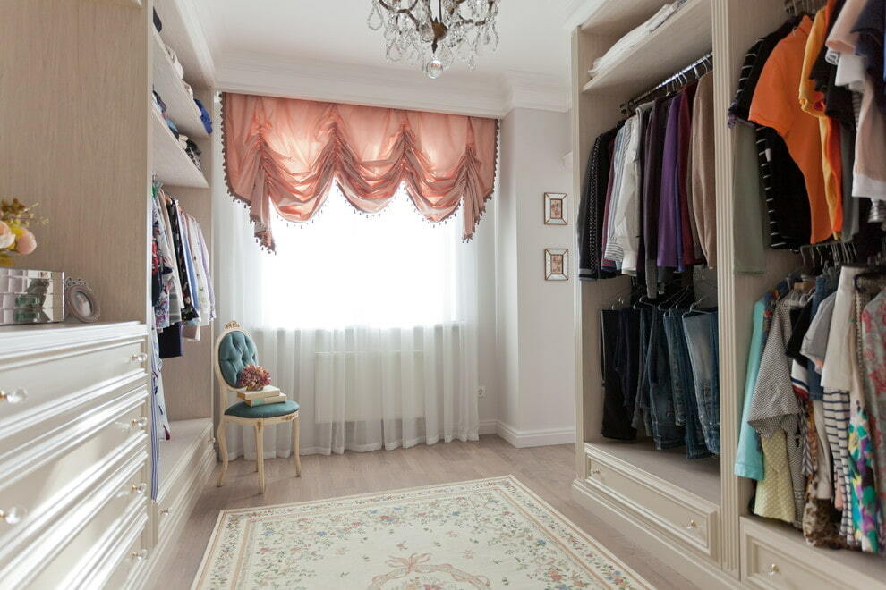 Ein Beispiel für ein komplettes Ankleidezimmer für ein Mädchen