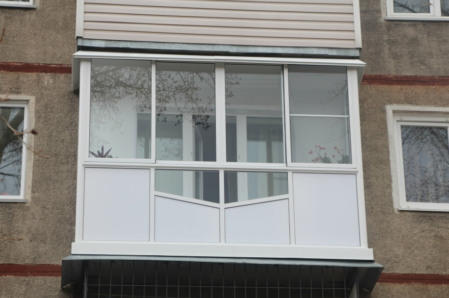 Fotografia plastového zasklenia balkóna vonku
