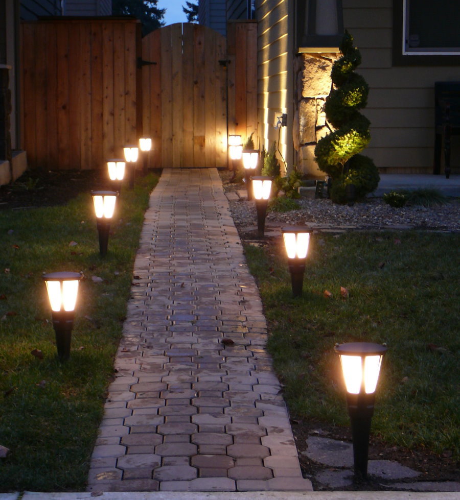 Jardim lanternas ao longo do caminho de pedras de pavimentação