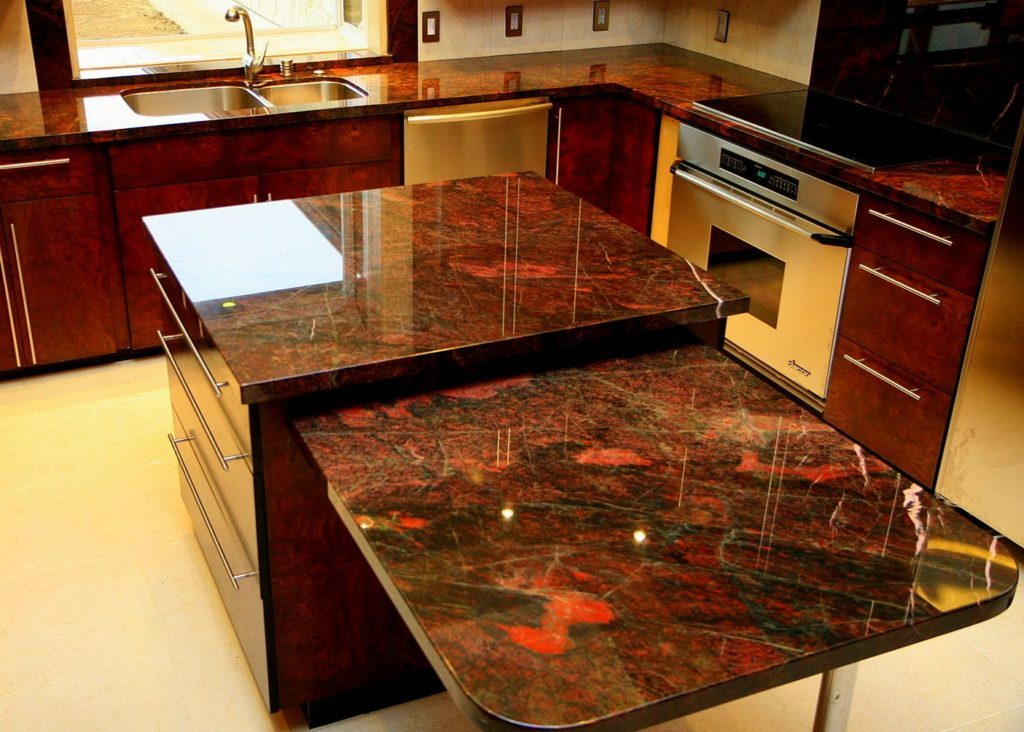 Granitarbeitsplatten im Inneren der Küche