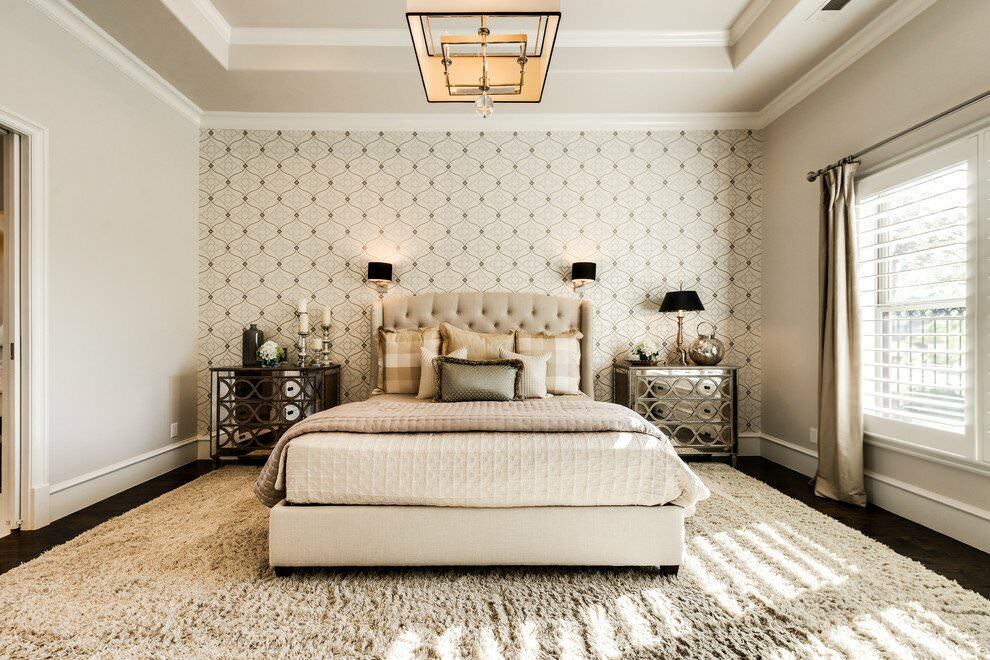 Papel pintado beige en el dormitorio de forma cuadrada.