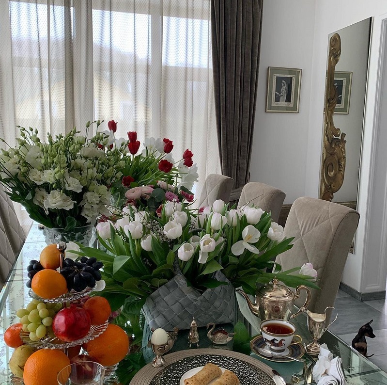 Jedálenský stôl je vždy podávaný s vynikajúcimi pokrmami a zdobený čerstvými kvetmi