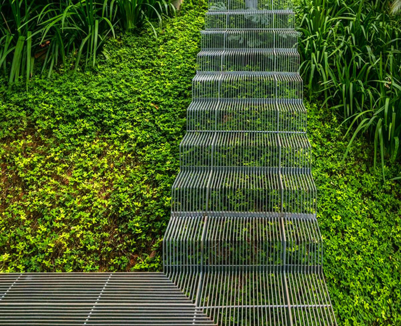 Interessante Idee: Verwenden Sie als Material der Treppe ein dünnes Stahlgitter. Vor dem Hintergrund eines grünen Rasens ist es fast unsichtbar