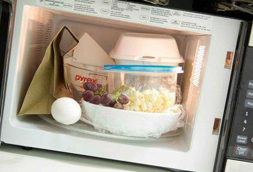 È pericoloso riscaldare il cibo in un forno a microonde - fatti a favore e contro