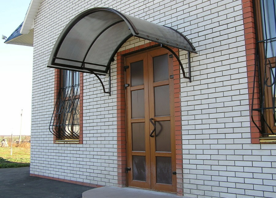 Überdachung aus Polycarbonat über der Eingangstür zum Haus