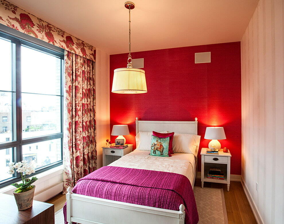 Papel tapiz rojo en el interior de una habitación pequeña.