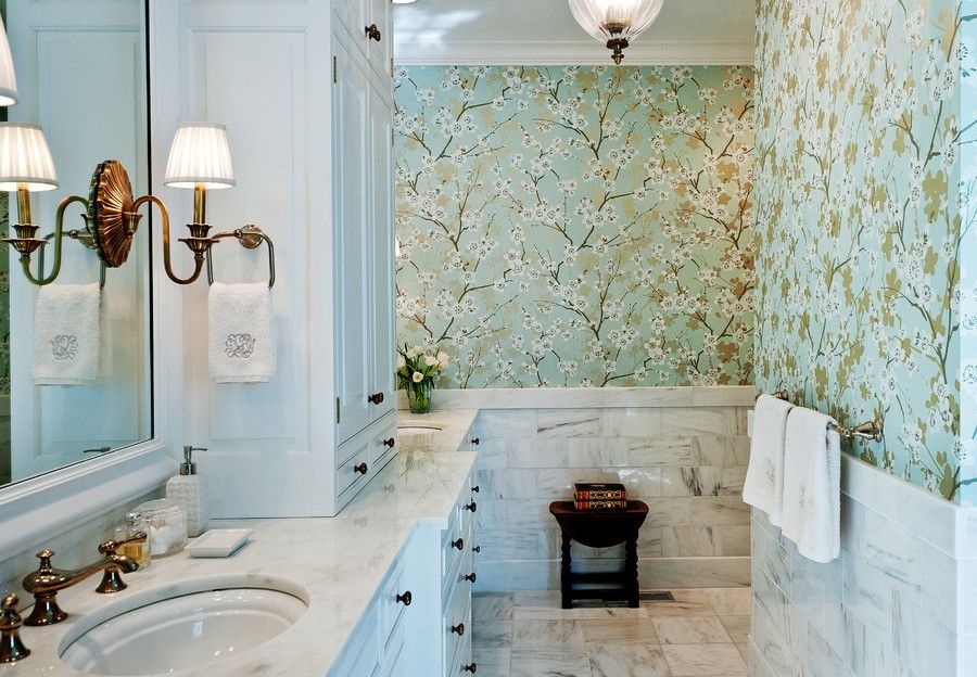 Papel pintado con estampado floral en el interior del baño.