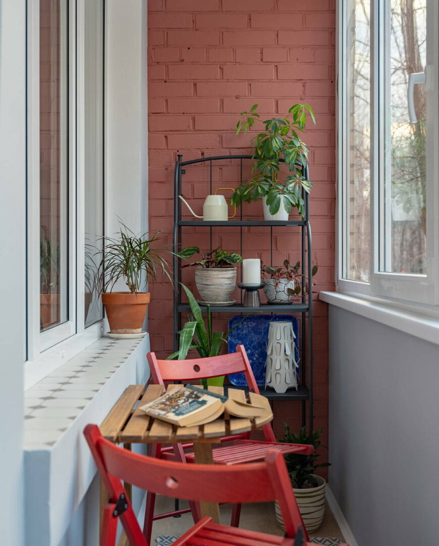 Rack de plástico para pequenas coisas na varanda