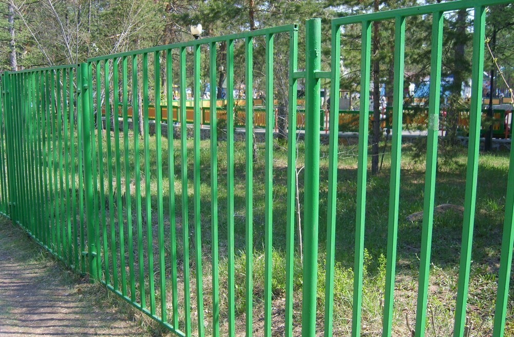 Svařovaný plot ze zeleného kovu