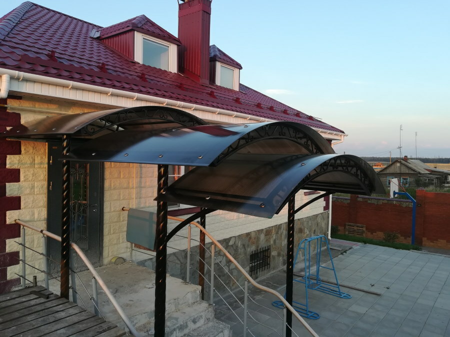 Polükarbonaatkaskaadist varikatus maamaja veranda kohal