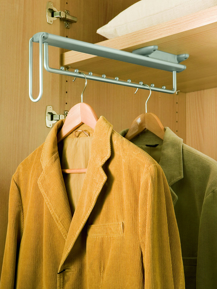 Herrenblazer an einer ausziehbaren Stange im Kleiderschrank