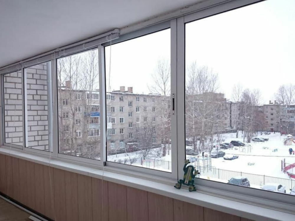 Fotografia zasklenia balkóna so studeným systémom PVC