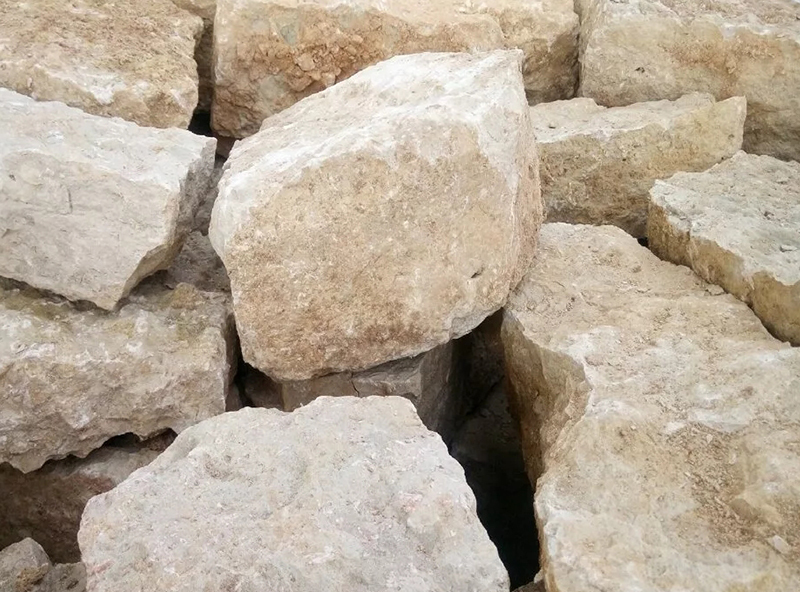 Kalkstein ist einfach zu verarbeiten, erfordert jedoch zusätzlichen Schutz vor Feuchtigkeit. Zu diesem Zweck wird empfohlen, die fertige Struktur mit einer Schutzmasse abzudecken.