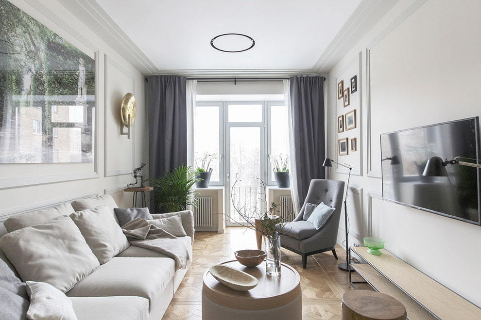 Sivé závesy v obývacej izbe s balkónom
