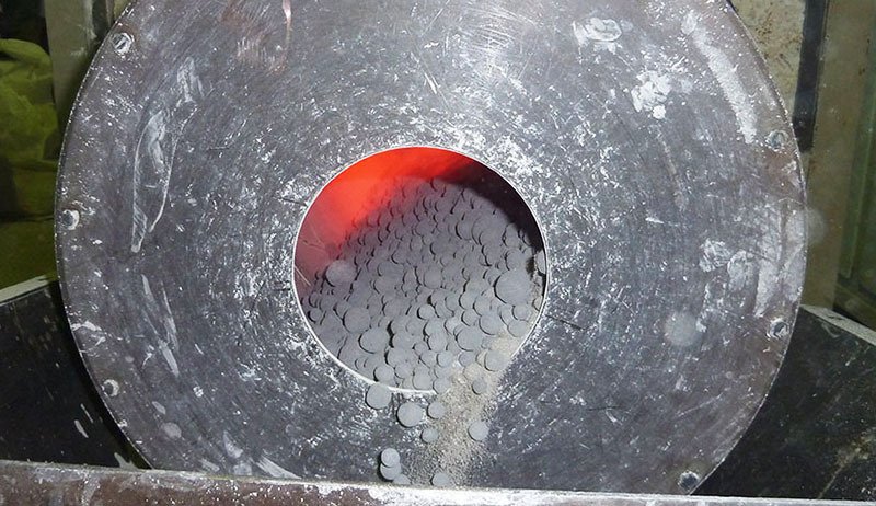 Schaumglas wird durch Wärmebehandlung der Rohmischung bei sehr hoher Temperatur gewonnen
