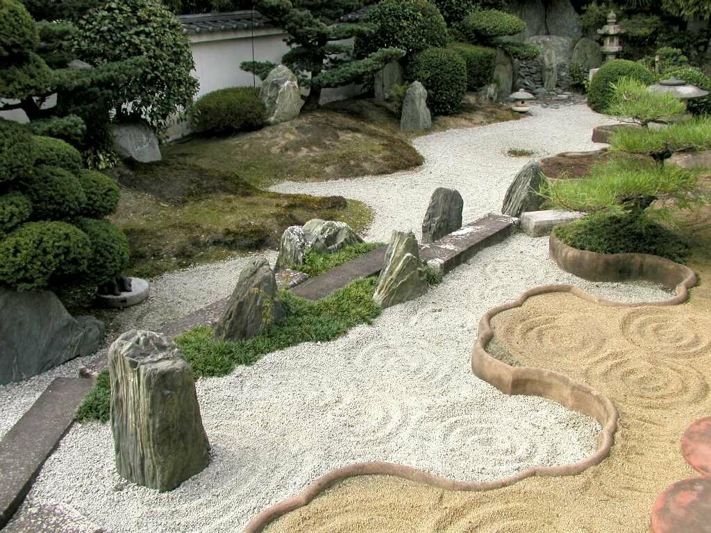הריסות עדינות בין אבנים גדולות בגינה יפנית