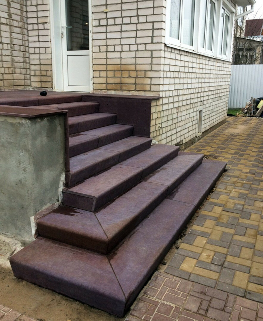 Foto af færdiggørelse af en betonveranda i et privat hus