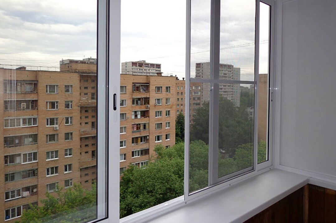 Otevřené křídlo zasklení balkónu v bytě vícepodlažní budovy