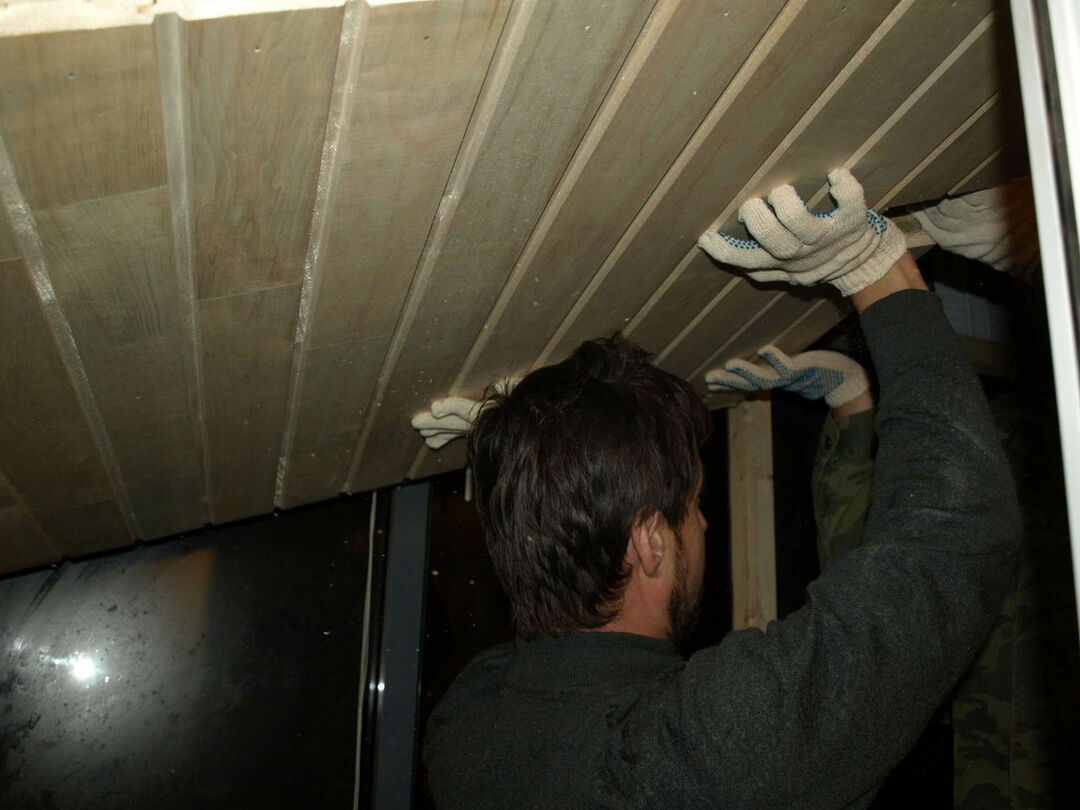 Reparación de bricolaje del bloque de techo en la sauna del apartamento.